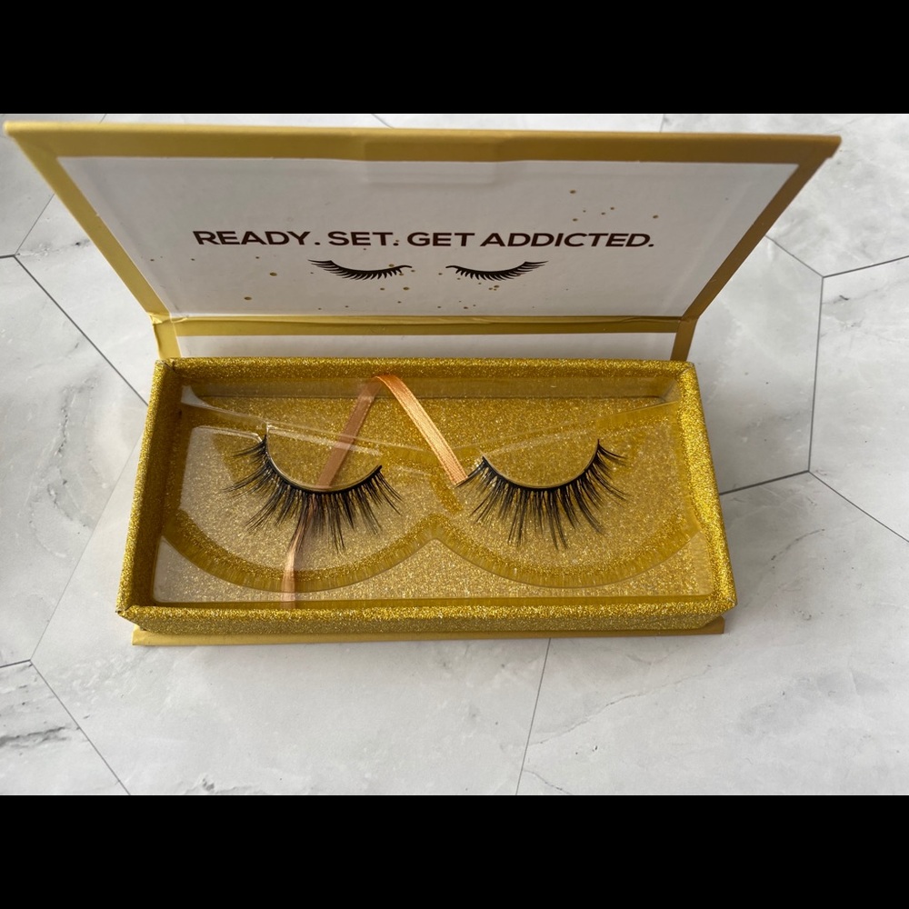Lashaholic Luxury lashes NEW in box